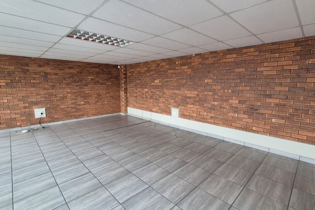 Spacious 607m2 Warehouse To Let in Secure Hennopspark Location - Photo 2