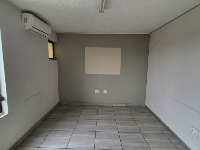 Spacious 607m2 Warehouse To Let in Secure Hennopspark Location - Photo 3