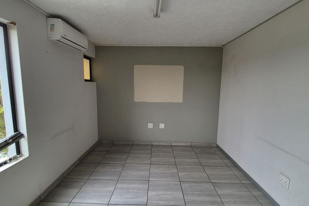 Spacious 607m2 Warehouse To Let in Secure Hennopspark Location - Photo 3