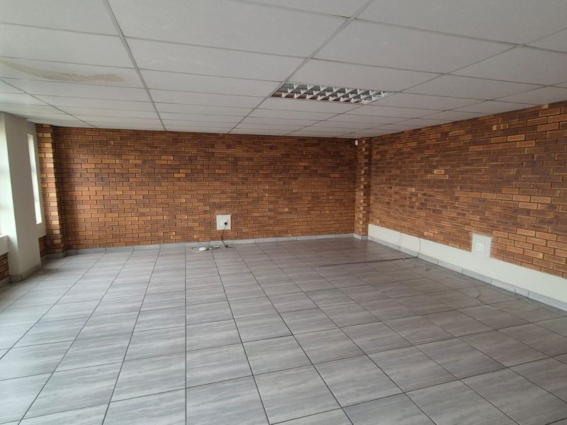 Spacious 607m2 Warehouse To Let in Secure Hennopspark Location - Photo 4