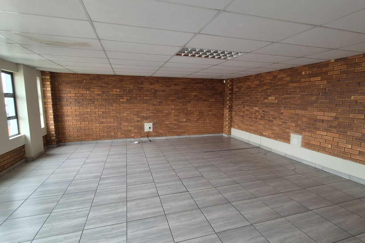 Spacious 607m2 Warehouse To Let in Secure Hennopspark Location - Photo 4