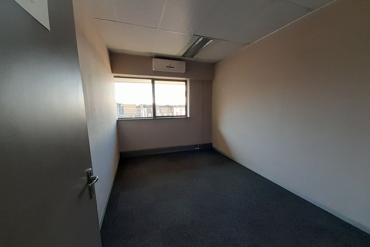 Scale Up in Style Spacious Well Configured 493m Office in Central Park - Photo 4