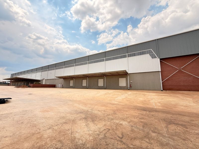 AAA-GRADE 11,972m2 FREESTANDING WAREHOUSE WITH HIGHWAY EXPOSURE, LOUWLARDIA - Photo 4