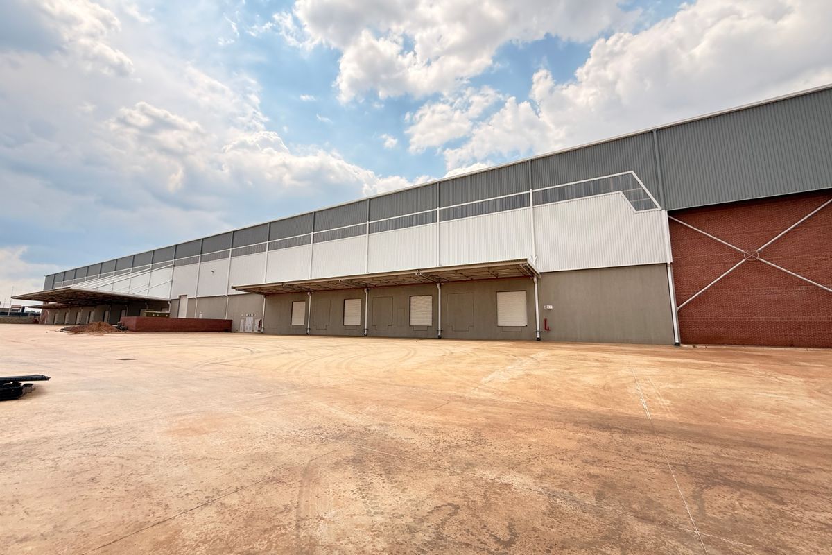 AAA-GRADE 11,972m2 FREESTANDING WAREHOUSE WITH HIGHWAY EXPOSURE, LOUWLARDIA - Photo 4