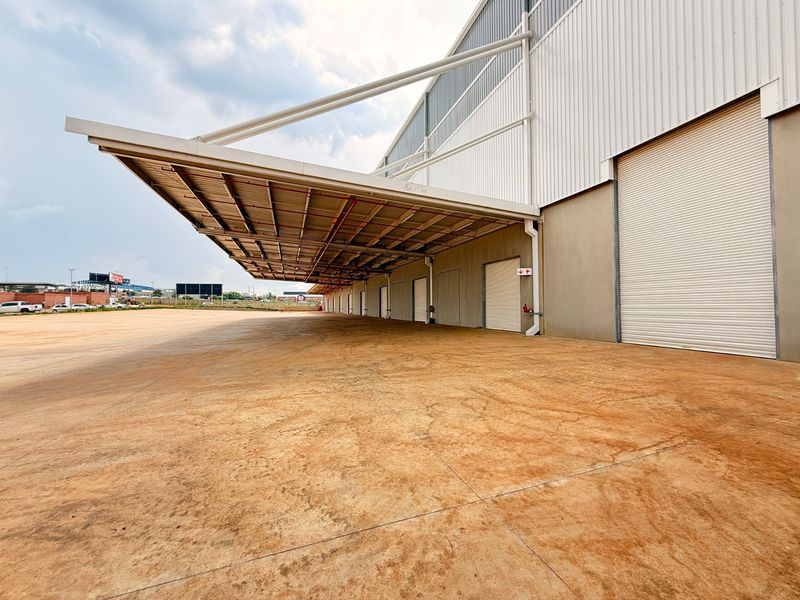 AAA-GRADE 11,972m2 FREESTANDING WAREHOUSE WITH HIGHWAY EXPOSURE, LOUWLARDIA - Photo 6