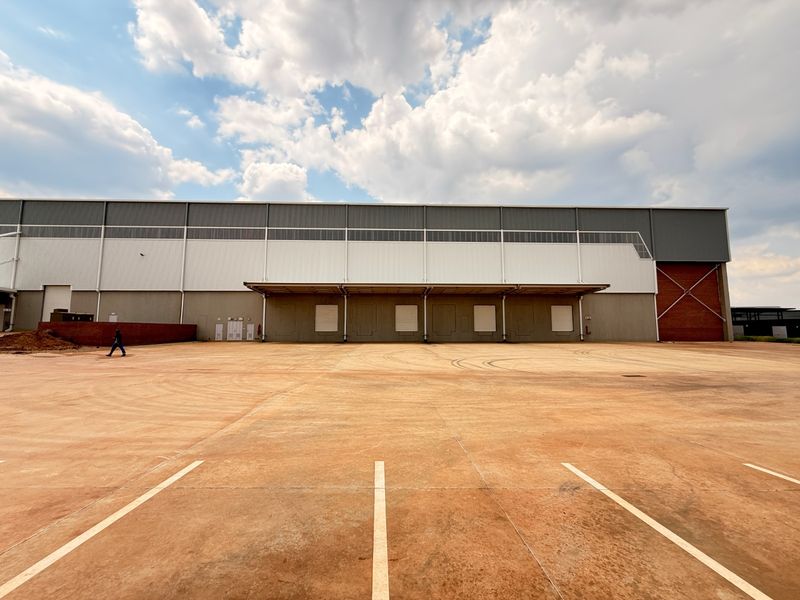 AAA-GRADE 11,972m2 FREESTANDING WAREHOUSE WITH HIGHWAY EXPOSURE, LOUWLARDIA - Photo 5