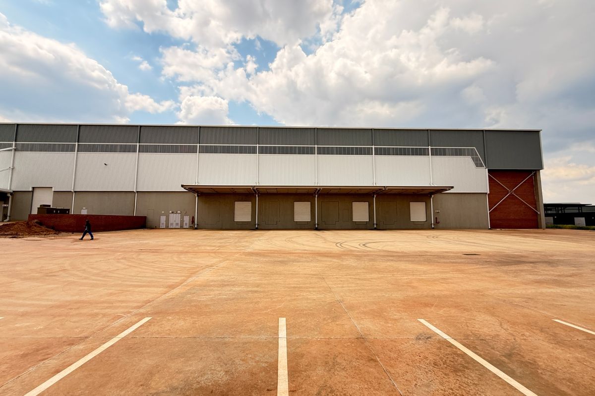AAA-GRADE 11,972m2 FREESTANDING WAREHOUSE WITH HIGHWAY EXPOSURE, LOUWLARDIA - Photo 5