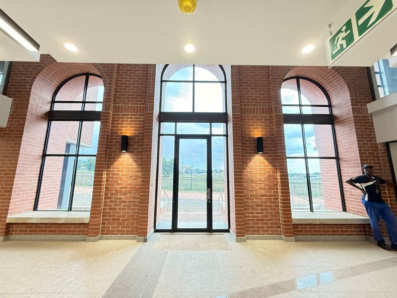 AAA-GRADE 11,972m2 FREESTANDING WAREHOUSE WITH HIGHWAY EXPOSURE, LOUWLARDIA - Photo 8