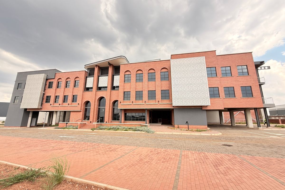 AAA-GRADE 11,972m2 FREESTANDING WAREHOUSE WITH HIGHWAY EXPOSURE, LOUWLARDIA - Photo 2