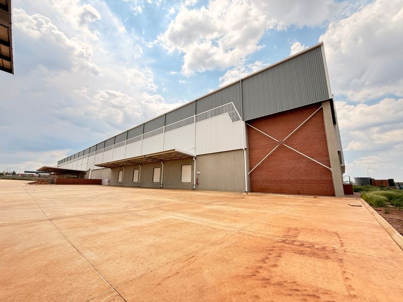 AAA-GRADE 11,972m2 FREESTANDING WAREHOUSE WITH HIGHWAY EXPOSURE, LOUWLARDIA - Photo 3