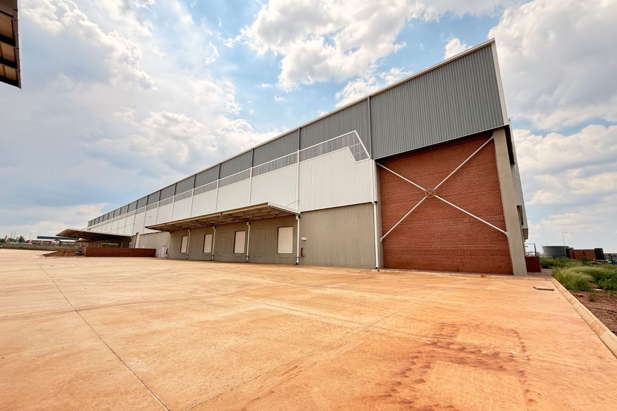 AAA-GRADE 11,972m2 FREESTANDING WAREHOUSE WITH HIGHWAY EXPOSURE, LOUWLARDIA - Photo 3