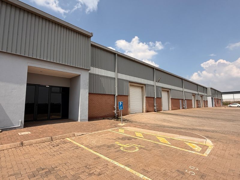 1,315m2 A-Grade Warehouse To Let in Twenty One Industrial Estate - Photo 2