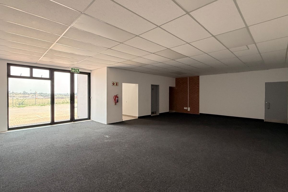 1,315m2 A-Grade Warehouse To Let in Twenty One Industrial Estate - Photo 5