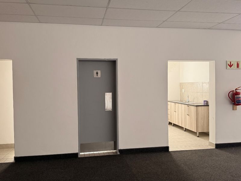 Prime 1,315m2 Warehouse with Superlink Truck Access To Let in Olifantsfontein - Photo 7