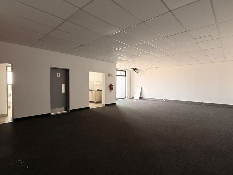 Prime 1,315m2 Warehouse with Superlink Truck Access To Let in Olifantsfontein - Photo 6