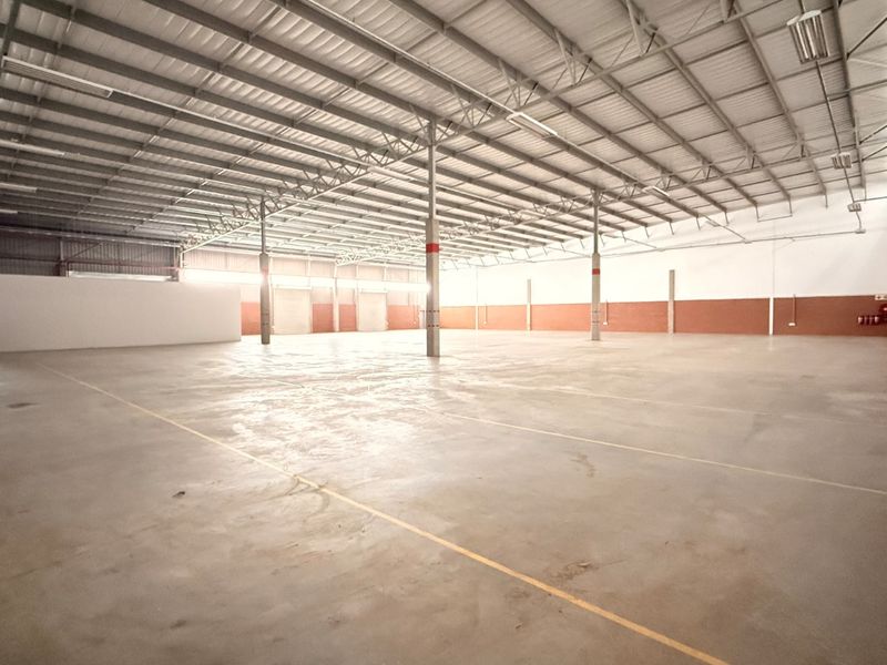 Prime 1,315m2 Warehouse with Superlink Truck Access To Let in Olifantsfontein - Photo 10