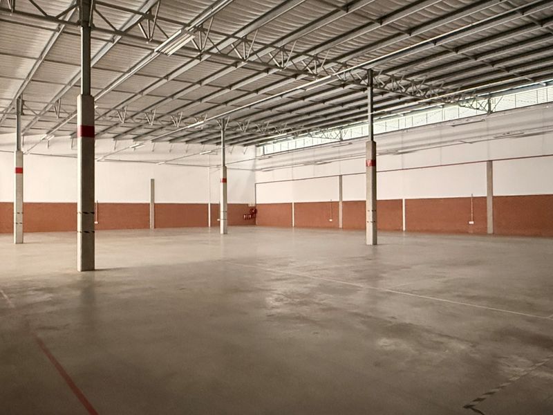 Prime 1,315m2 Warehouse with Superlink Truck Access To Let in Olifantsfontein - Photo 9