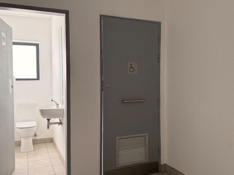 Prime 1,315m2 Warehouse with Superlink Truck Access To Let in Olifantsfontein - Photo 8