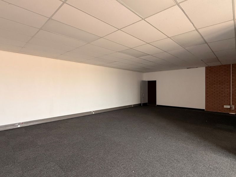 Prime 1,315m2 Warehouse with Superlink Truck Access To Let in Olifantsfontein - Photo 4