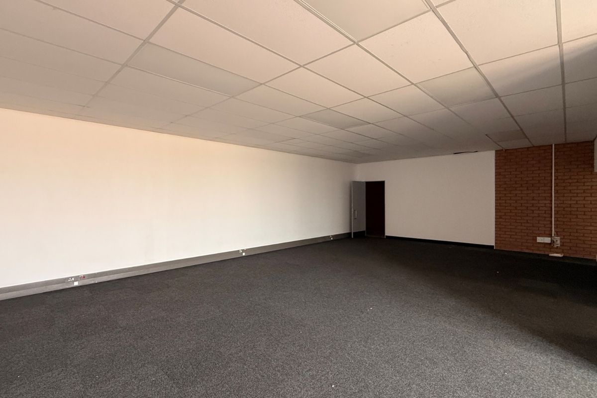 Prime 1,315m2 Warehouse with Superlink Truck Access To Let in Olifantsfontein - Photo 4