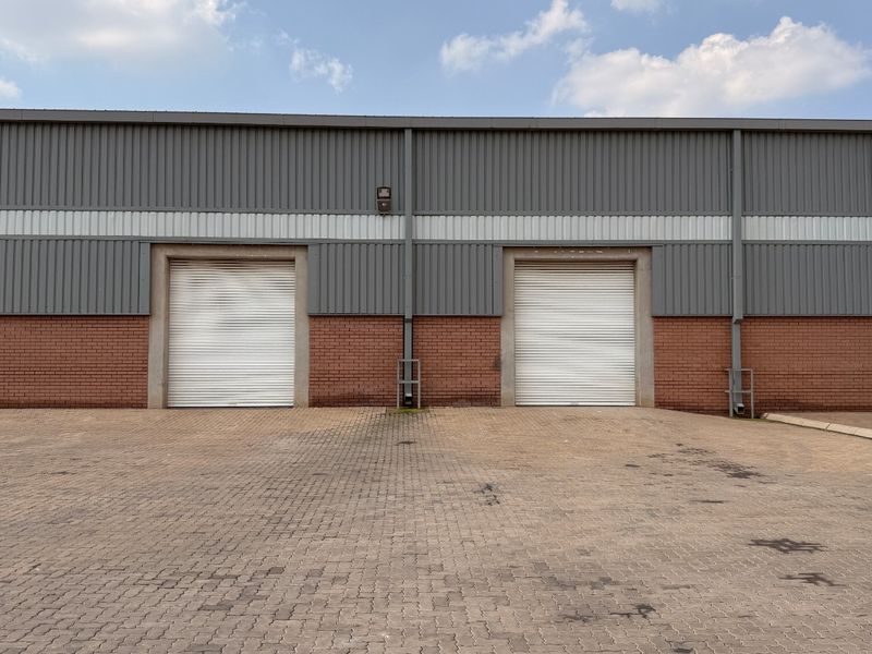 Prime 1,315m2 Warehouse with Superlink Truck Access To Let in Olifantsfontein - Photo 2