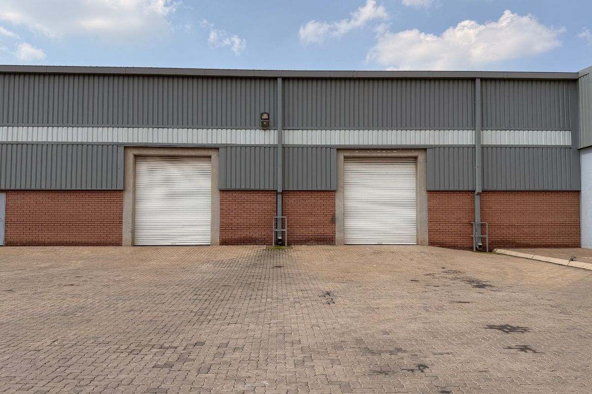 Prime 1,315m2 Warehouse with Superlink Truck Access To Let in Olifantsfontein - Photo 2
