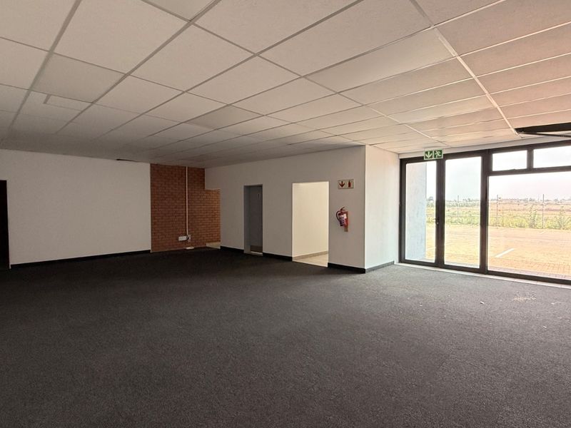 Prime 1,315m2 Warehouse with Superlink Truck Access To Let in Olifantsfontein - Photo 5