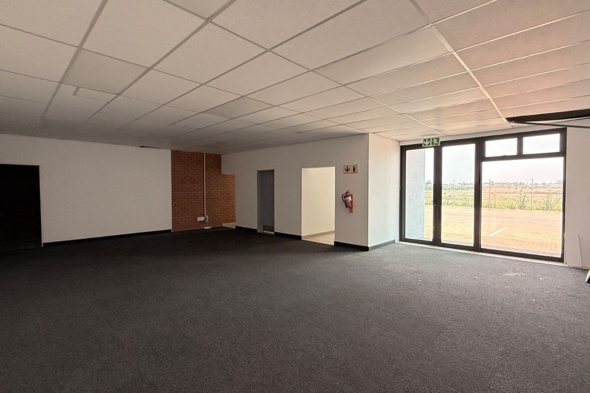 Prime 1,315m2 Warehouse with Superlink Truck Access To Let in Olifantsfontein - Photo 5