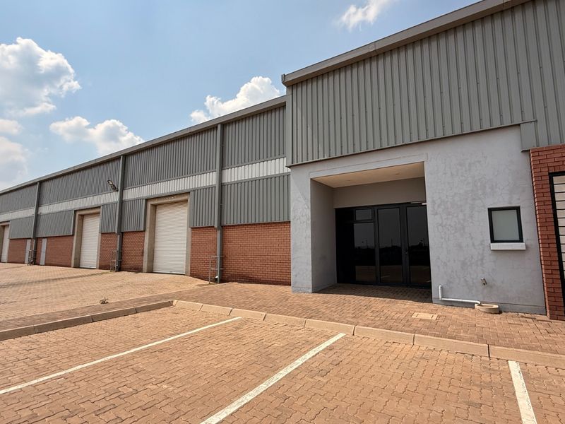 Prime 1,315m2 Warehouse with Superlink Truck Access To Let in Olifantsfontein - Photo 3