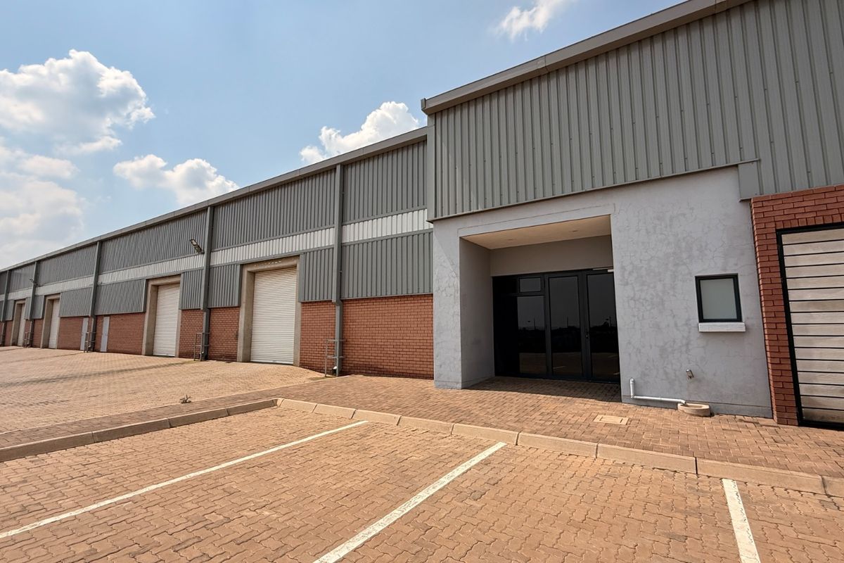 Prime 1,315m2 Warehouse with Superlink Truck Access To Let in Olifantsfontein - Photo 3