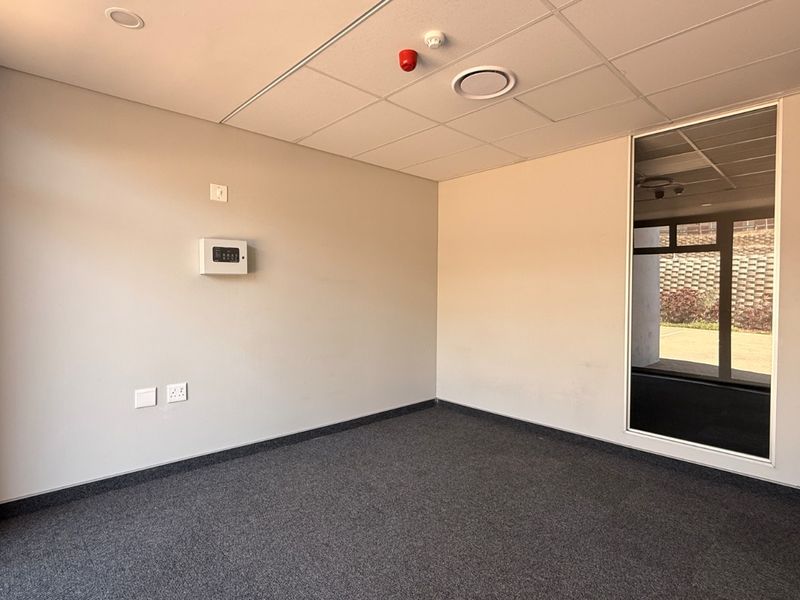 868m2 A-Grade Industrial Warehouse To Let in Twenty One Industrial Estate - Photo 3