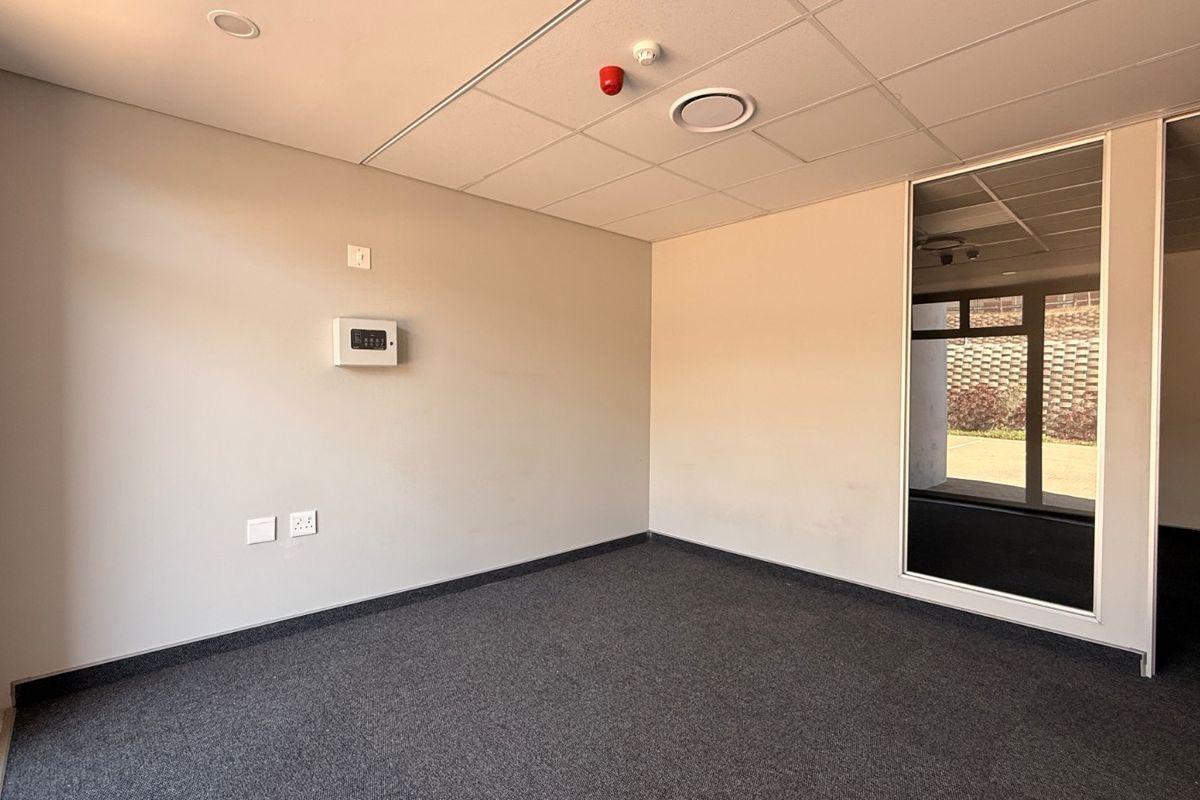 868m2 A-Grade Industrial Warehouse To Let in Twenty One Industrial Estate - Photo 3