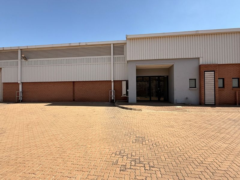 868m2 A-Grade Industrial Warehouse To Let in Twenty One Industrial Estate - Photo 2