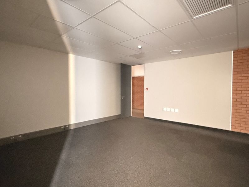 868m2 A-Grade Industrial Warehouse To Let in Twenty One Industrial Estate - Photo 5