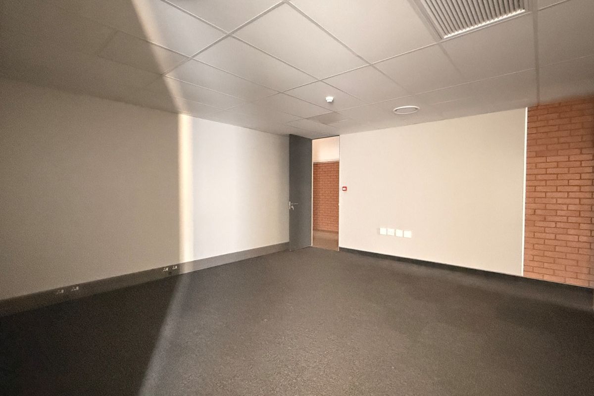 868m2 A-Grade Industrial Warehouse To Let in Twenty One Industrial Estate - Photo 5