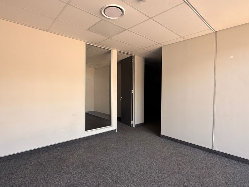 868m2 A-Grade Industrial Warehouse To Let in Twenty One Industrial Estate - Photo 4