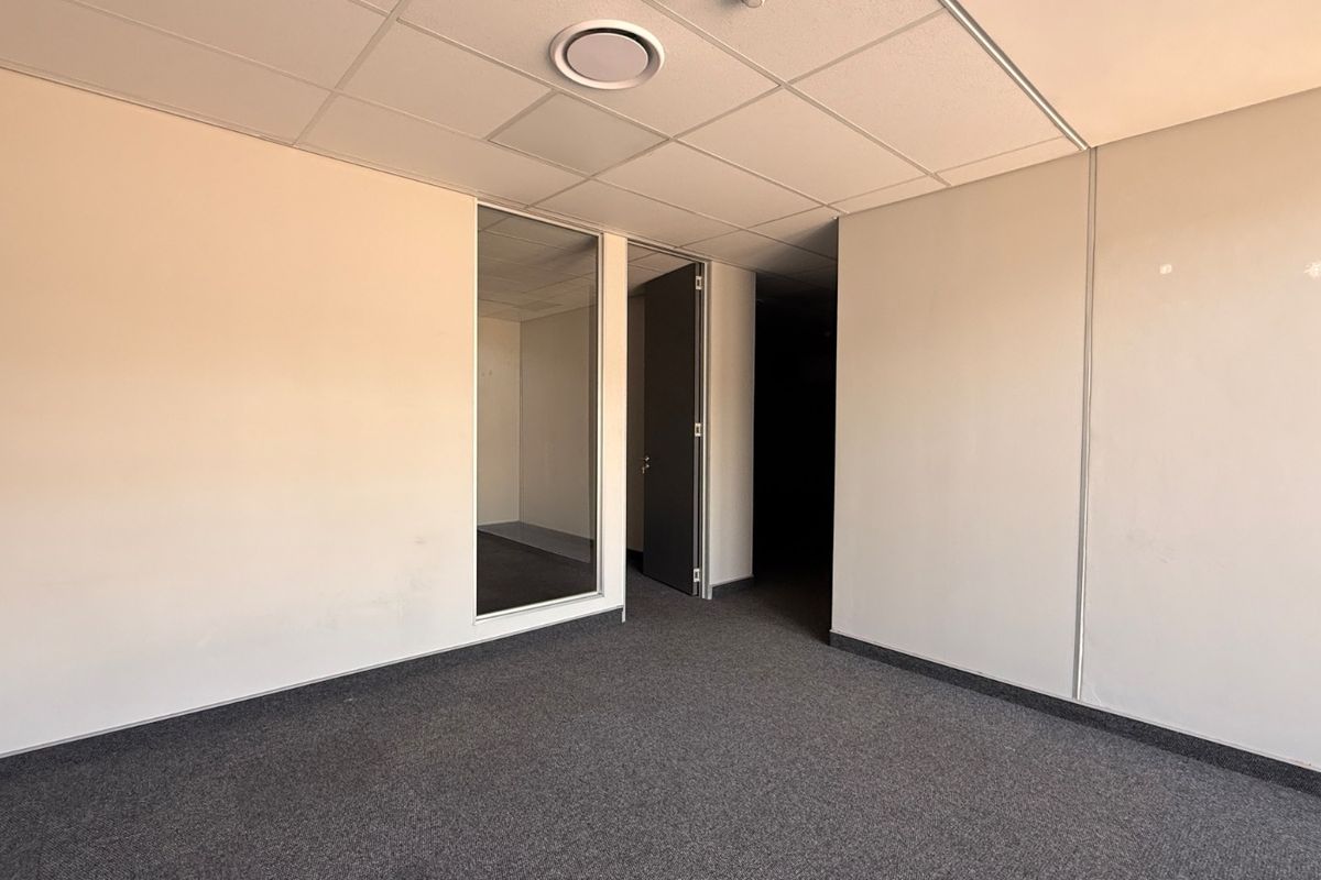 868m2 A-Grade Industrial Warehouse To Let in Twenty One Industrial Estate - Photo 4