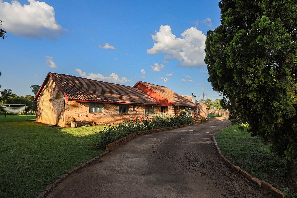 Beautiful smallholding with Workshop - Photo 2