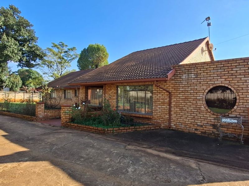 Beautiful smallholding with Workshop - Photo 1