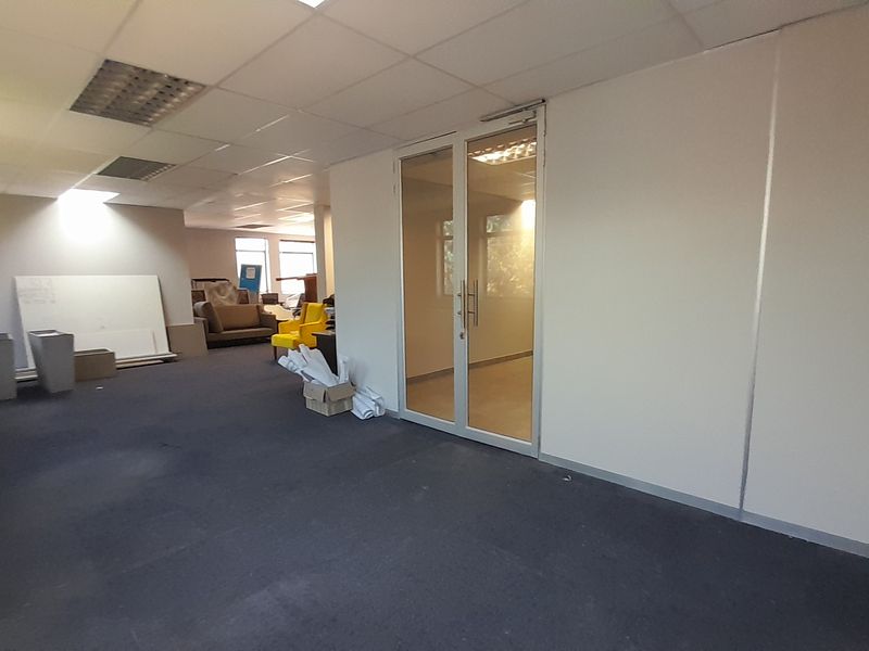 118m Ground Floor Office with the Right Practical Advantage - Photo 3