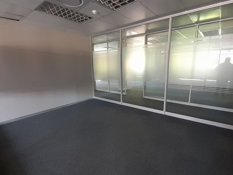 A 507m Ground Floor Office Designed for Scale and Structure - Photo 9