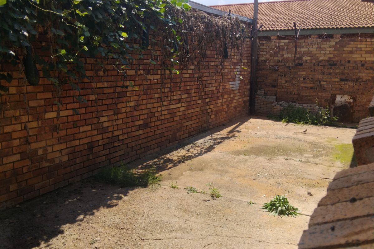 Prime Commercial Property in Promosa – Exceptional Business Opportunity - Photo 2