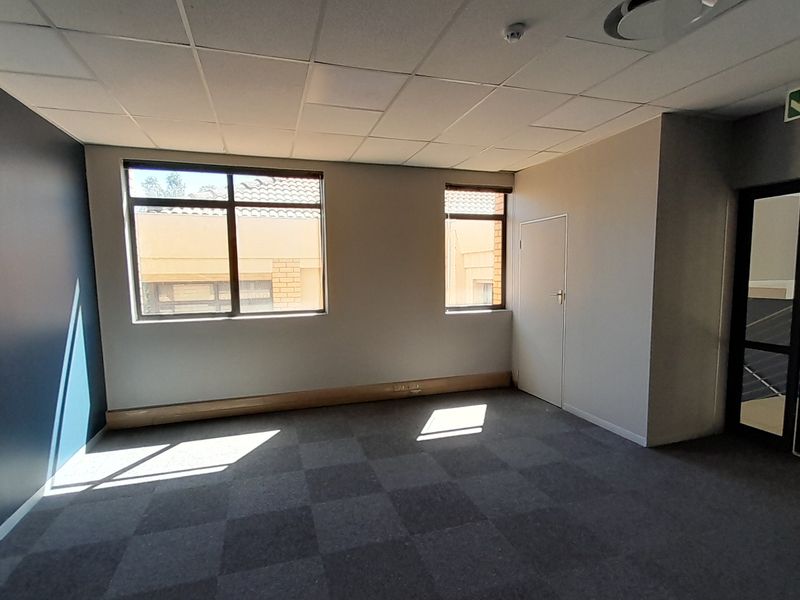 Stand Out Office in a Proven Business Address with Easy Access To Main Roads - Photo 2