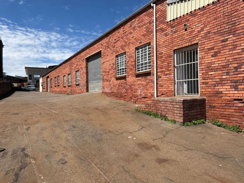 320sqm factory available immediately to let at R15238-00 per month plus Vat. - Photo 3