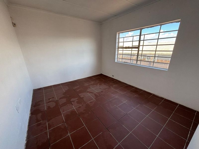 320sqm factory available immediately to let at R15238-00 per month plus Vat. - Photo 9