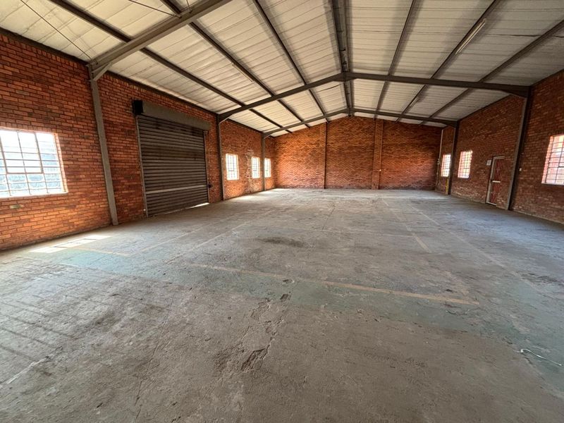 320sqm factory available immediately to let at R15238-00 per month plus Vat. - Photo 5