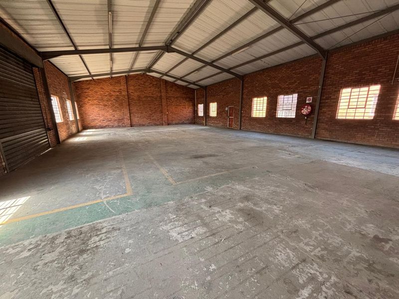 320sqm factory available immediately to let at R15238-00 per month plus Vat. - Photo 4