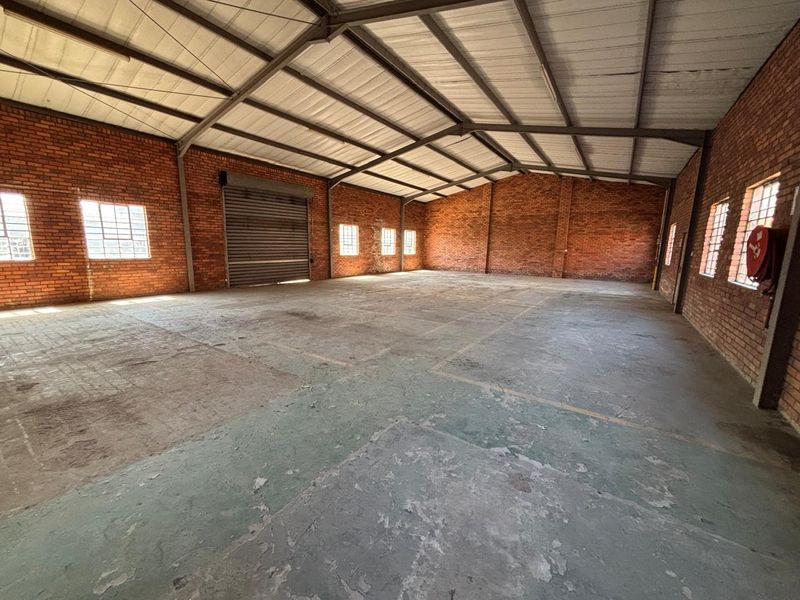 320sqm factory available immediately to let at R15238-00 per month plus Vat. - Photo 7