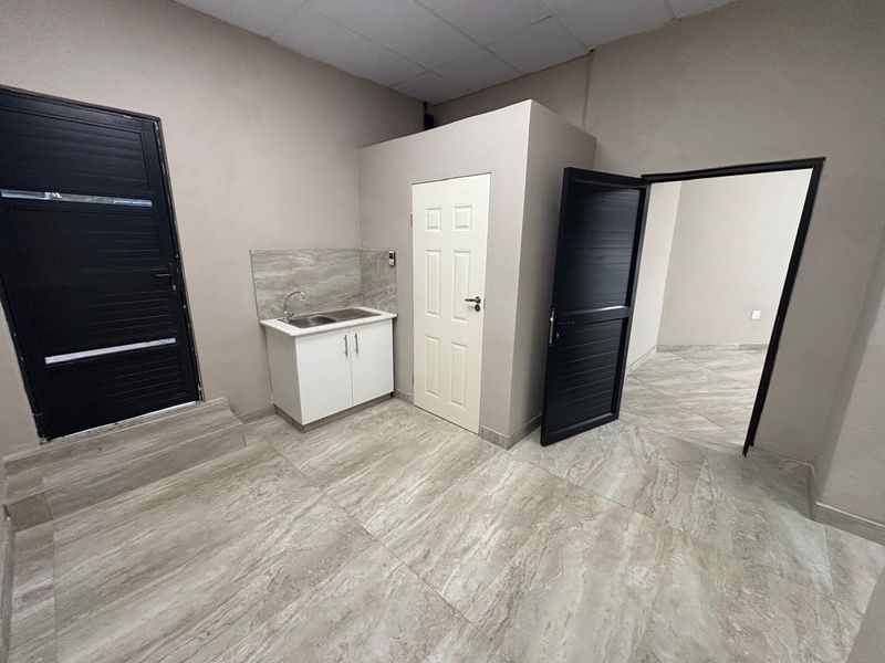 100sqm of Retail Space available to let @ R21000-00 per month plus Vat - Photo 9