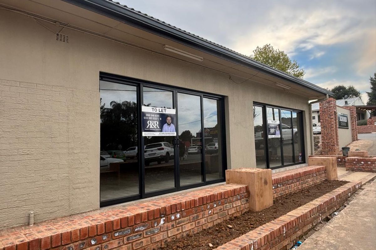 80sqm Retail Shop in Central Hilton to ]rental @ R19000-00 per month plus Vat - Photo 3